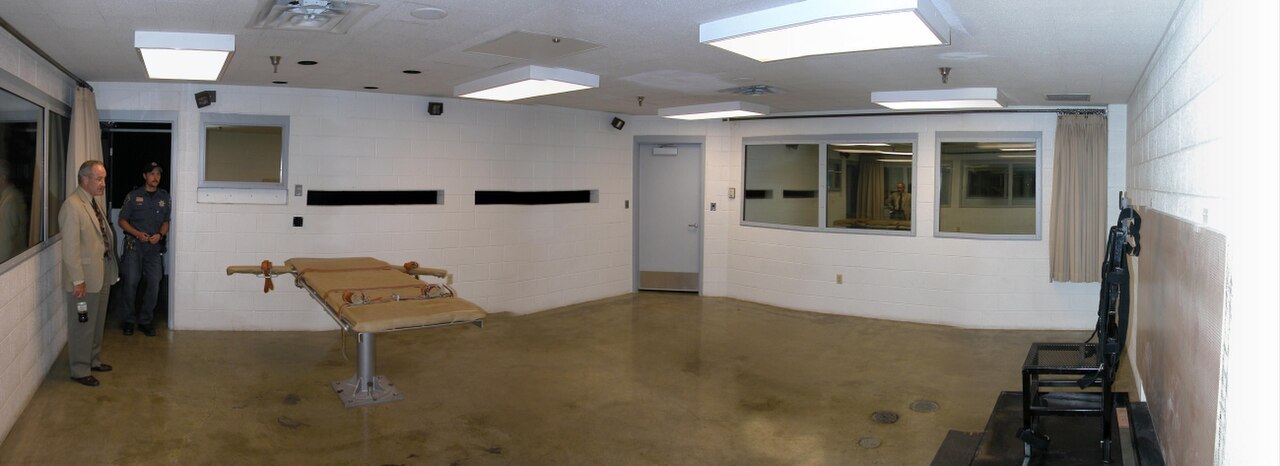 An execution chamber with a lethal injection platform